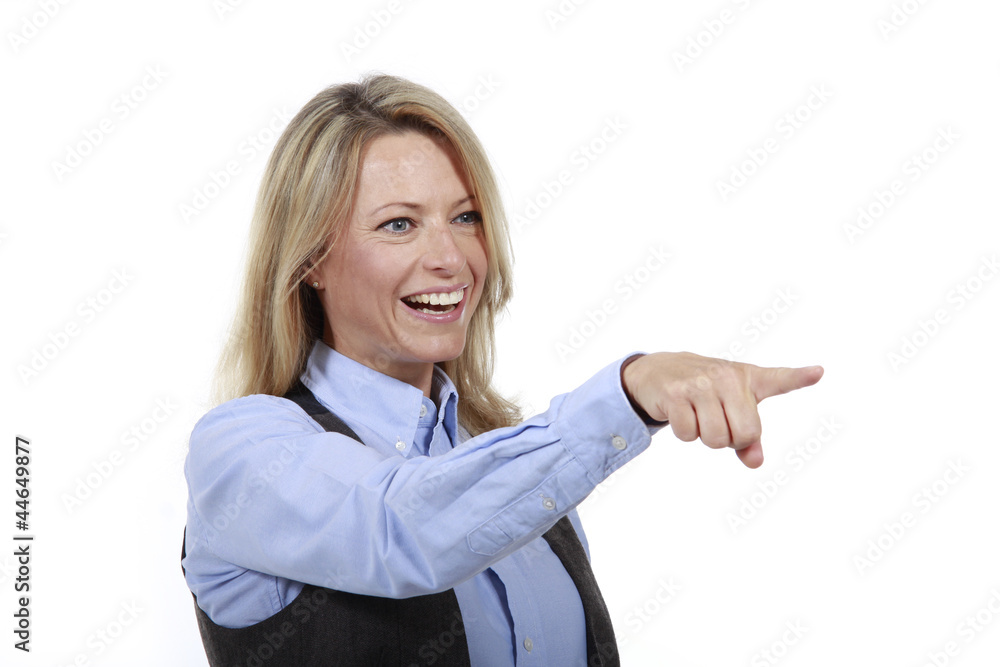 Blonde Frau im Bürooutfit zeigt nach vorne Blonde Frau im Bürooutfit zeigt nach vorne
