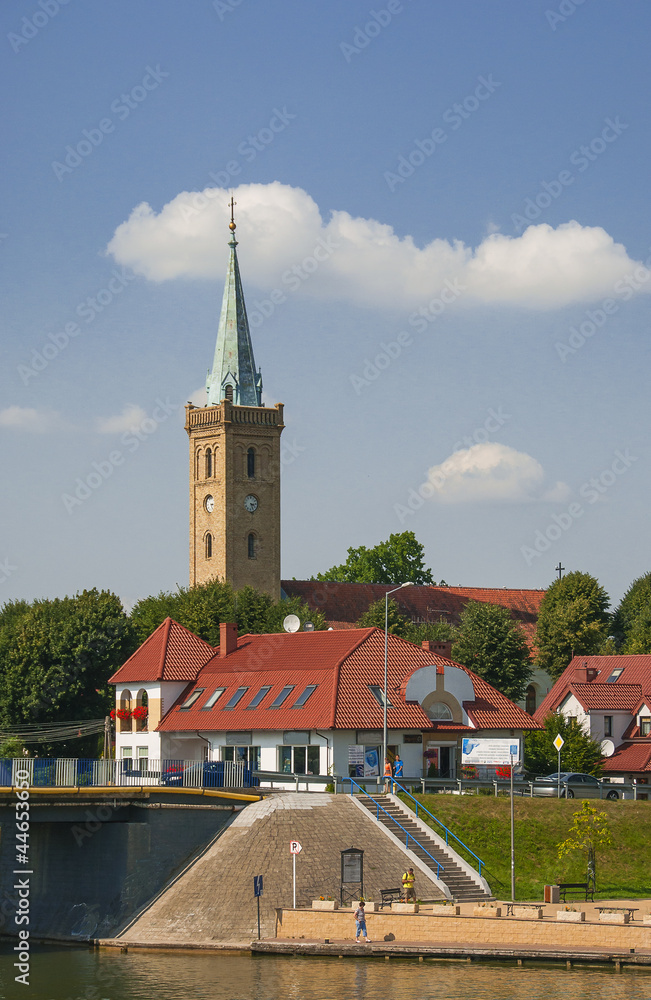 Wieża kościoła w Mikołajkach.