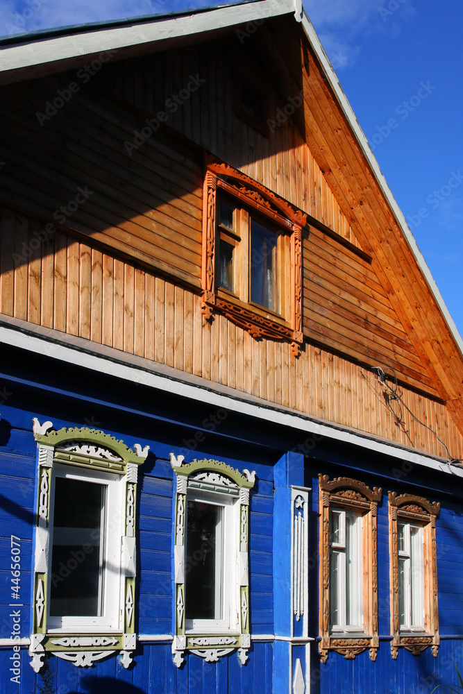 Maison de village en bois et peinte en bleu