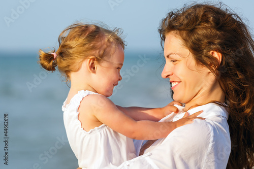 Fotografie Mother and daughter on the beach