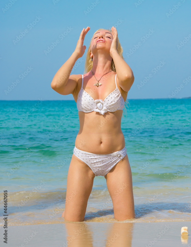 Holiday Relaxation Under Hot Sun Holiday Relaxation Under Hot Sun