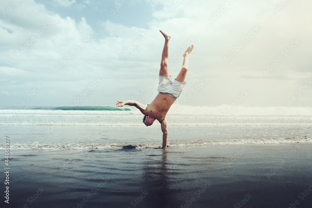 Obraz premium homme en équilibre sur une main