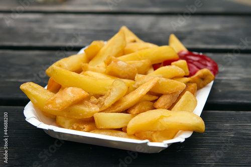 Fotografie portion of takeaway chips in a white container