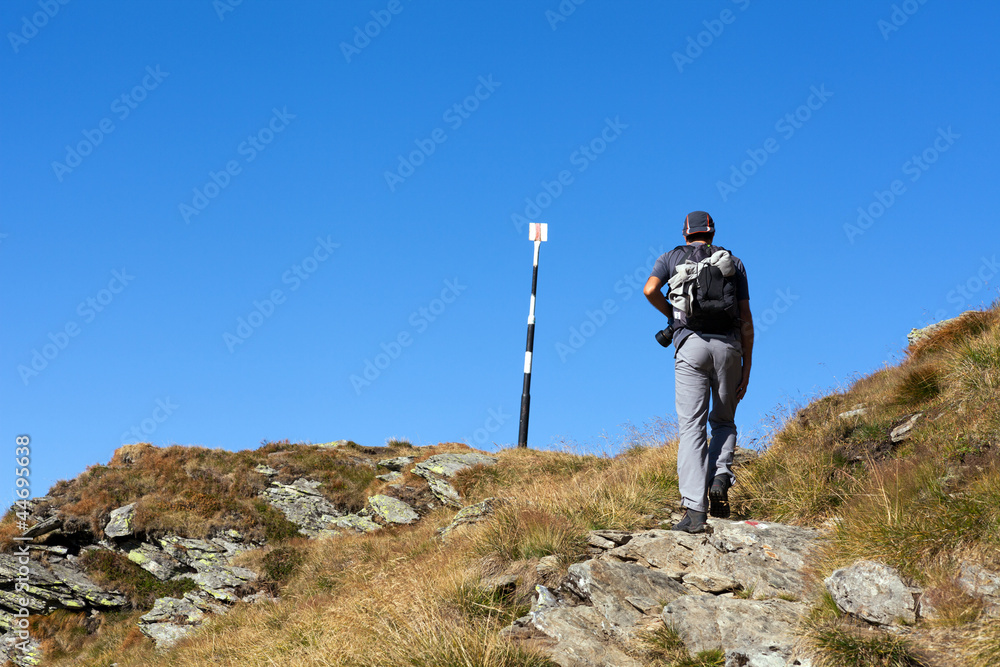 Obraz premium Man hiking, on mountain trail