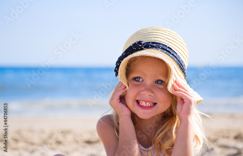 Девочка на пляже в шляпе