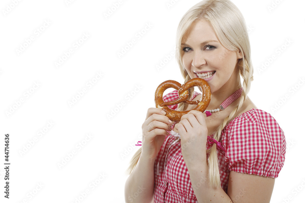 Hübsche blonde Frau mit Zöpfen und karierter Bluse hält Brezel Hübsche blonde Frau mit Zöpfen und karierter Bluse hält Brezel