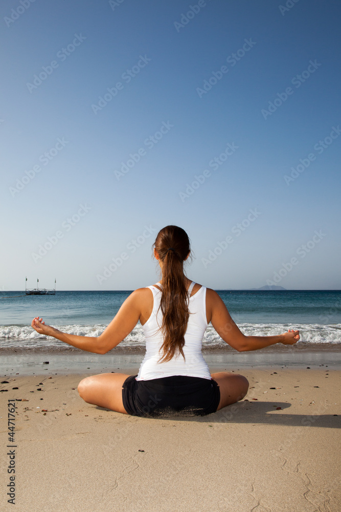 Frau beim Meditieren am Strand II