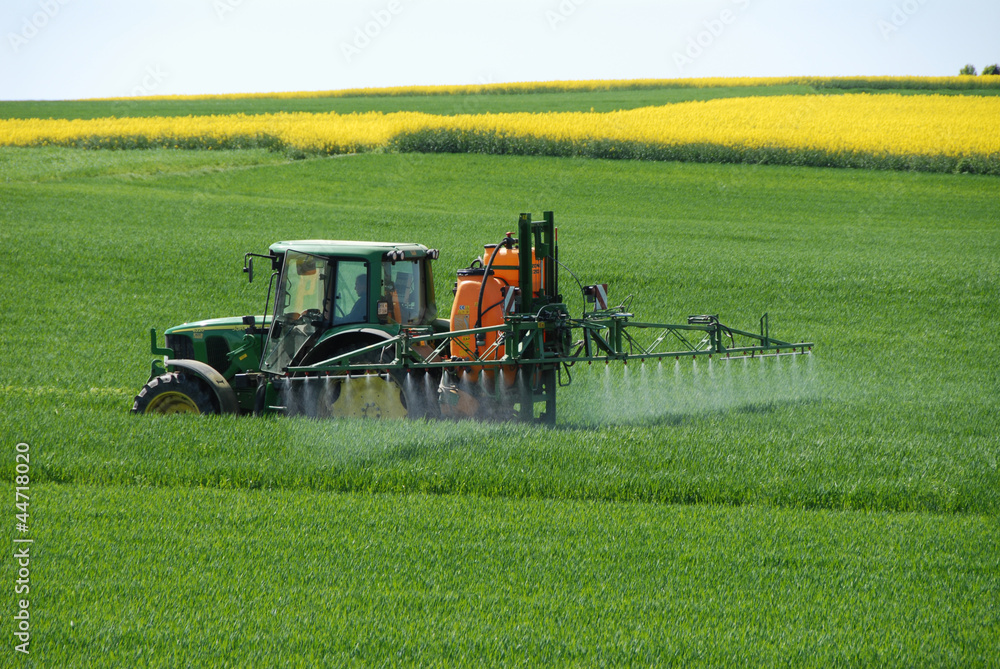 Obraz premium Landwirtschaft, Chemie, Düngung, Pestizide, Ackerbau, Trecker