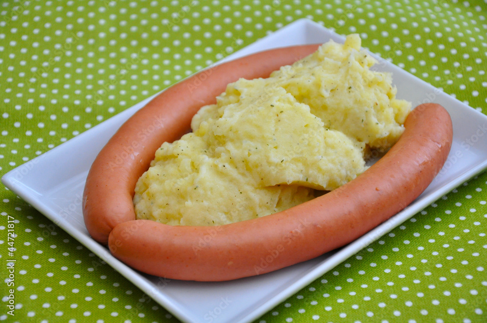 Wiener Würstchen mit Kartoffelbrei Stock Photo | Adobe Stock