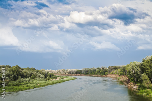 Река Урал перед грозой