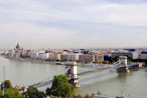Blick zum Parlament und Kettenbrücke an der Donau in Budapest,