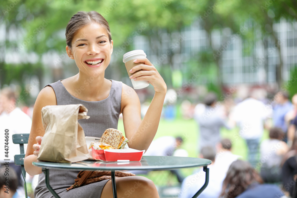 Obraz premium Przerwa na lunch młoda biznesowa kobieta