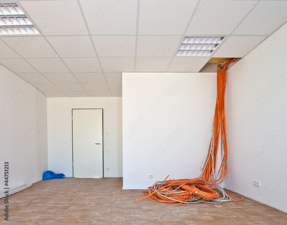 EDV-Raum mit Kabel aus der Decke hängend Stock-Foto | Adobe Stock