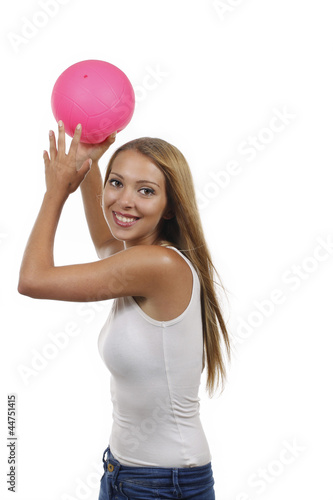 Junge dunkelhaarige Frau wirft pinken Ball © absolutimages