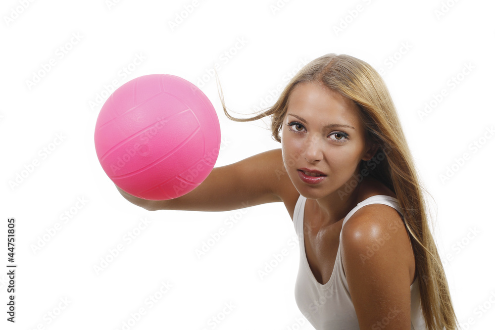 Junge dunkelhaarige Frau wirft pinken Ball Junge dunkelhaarige Frau wirft pinken Ball