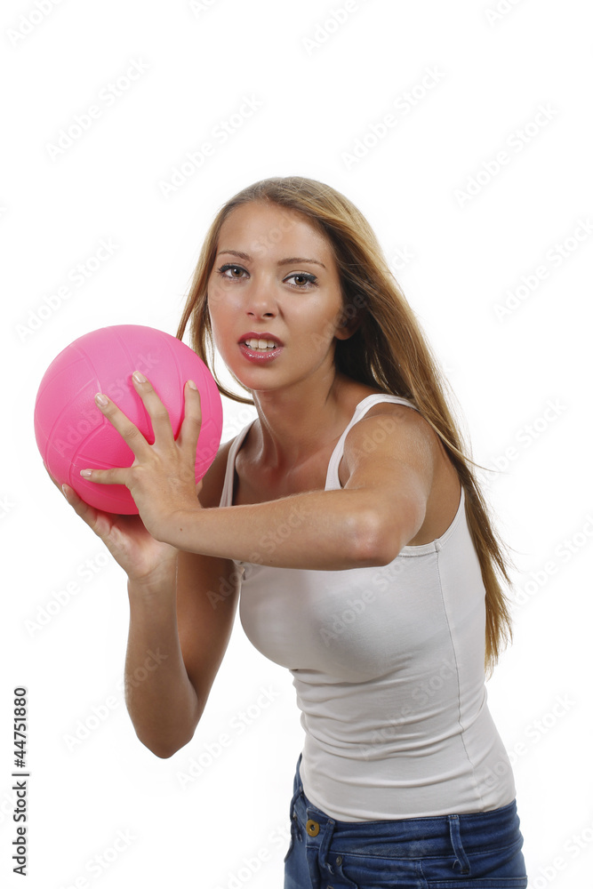 Junge dunkelhaarige Frau wirft pinken Ball Junge dunkelhaarige Frau wirft pinken Ball