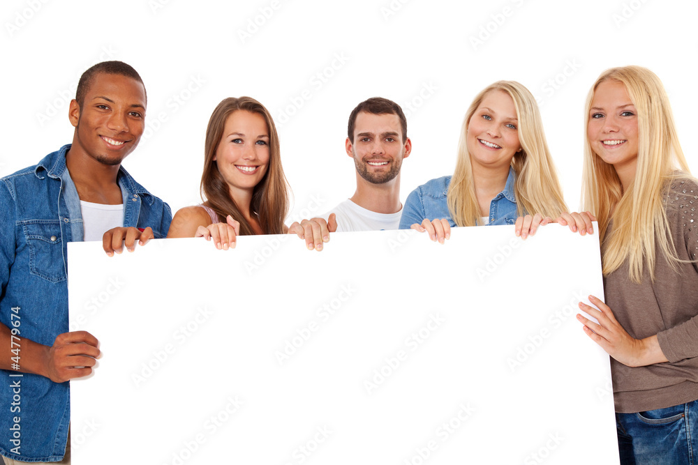 Gruppe junger Personen hält weißes Schild Gruppe junger Personen hält weißes Schild