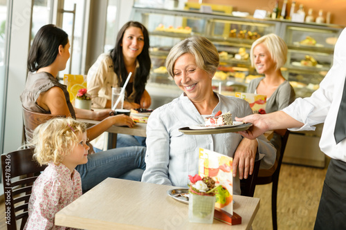 Obraz na płótnie Grandmother and grandchild waiting cake order cafe w salonie
