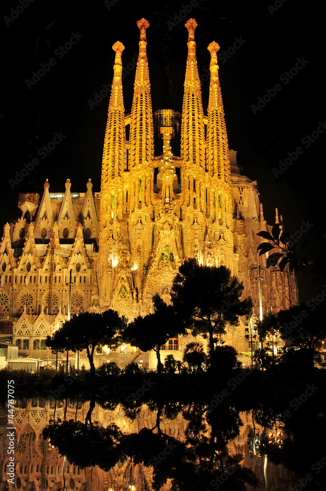 Obraz premium Sagrada Familia at night in Barcelona, Spain