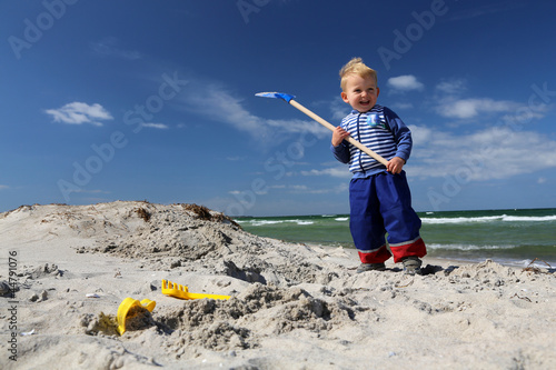 Schaufelspaß am Ostseestrand