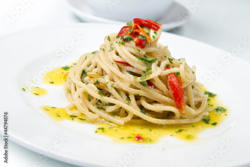 spaghettoni, aglio, olio e peperoncino photo
