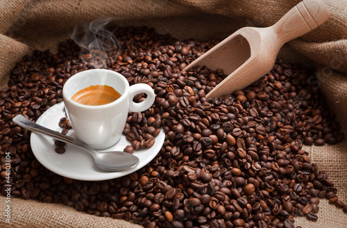 Espresso con caffè in grani photo