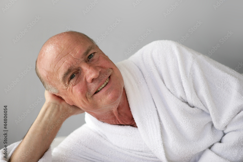 Obraz premium Retired man relaxing in bathrobe