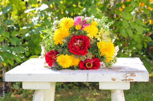 Fototapeta Naklejka Na Ścianę i Meble -  Blumen liegend auf Schemel