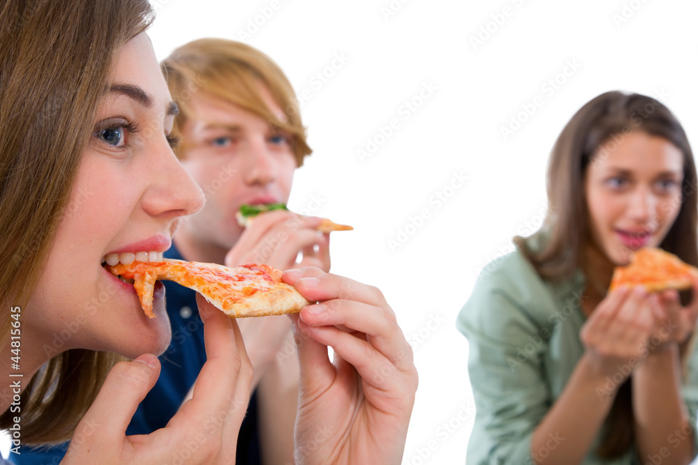 teenagers eating pizza