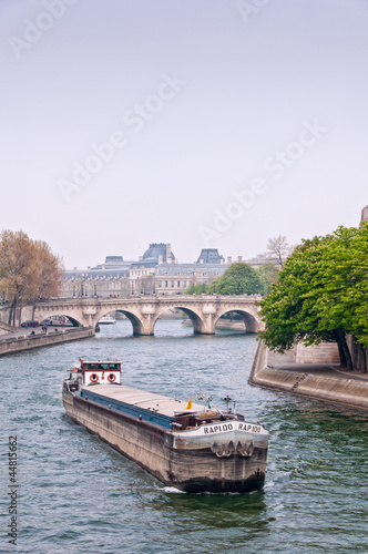 Carguero por el Sena