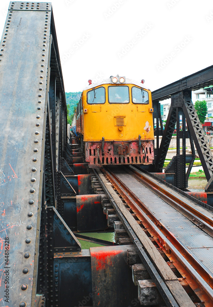 Obraz premium Lokomotywa spalinowa z pociągiem pomarańczowym