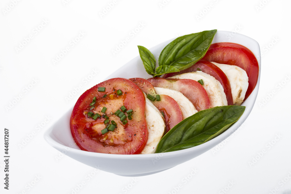 tomaten auf mozzarella mit basilikum in schale tomaten auf mozzarella mit basilikum in schale