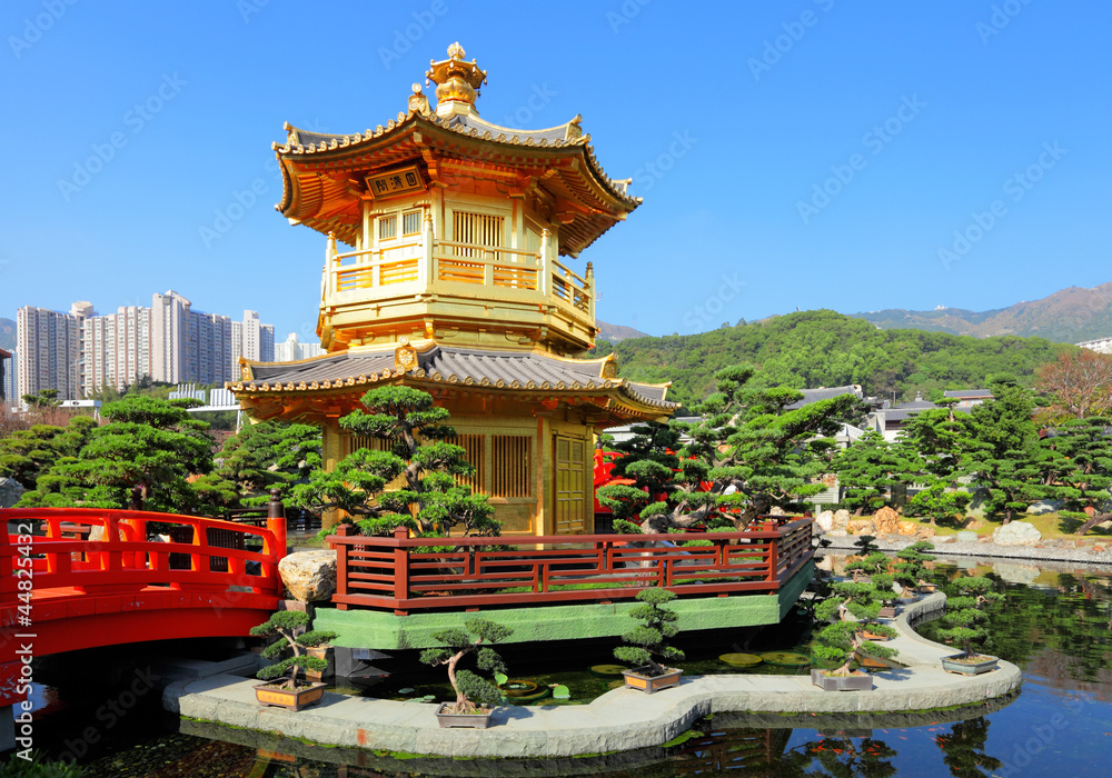 Naklejka premium gold pavilion in chinese garden