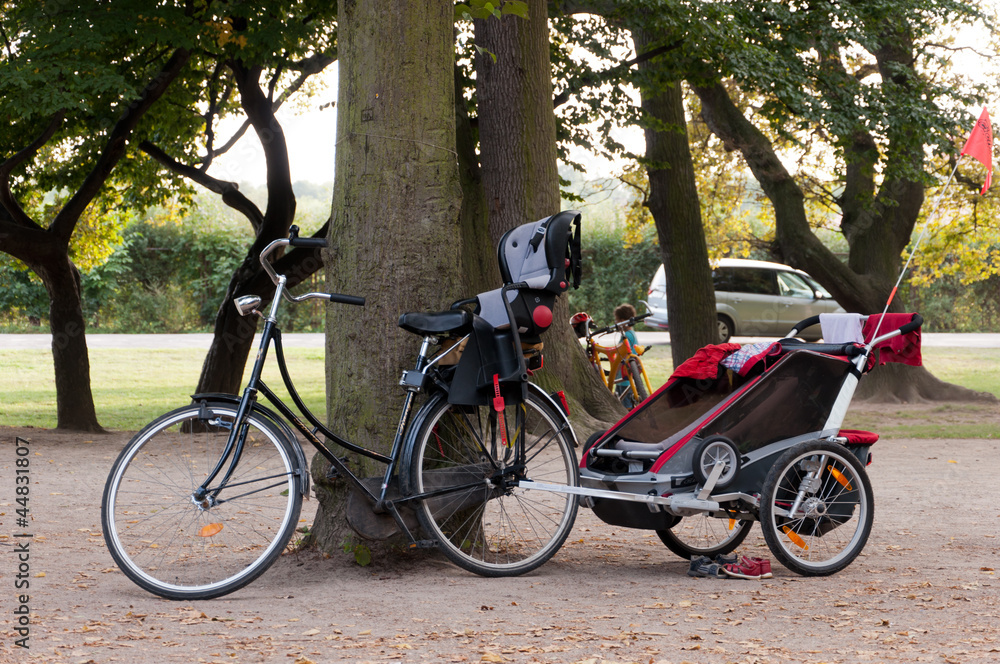 Fahrrad mit Kindersitz und Anhänger