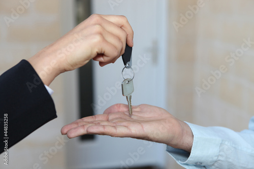 Canvas Print Estate-agent handing over house keys