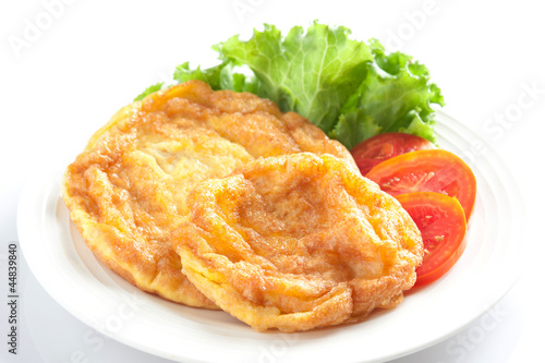 Omelet with tomato and lettuce