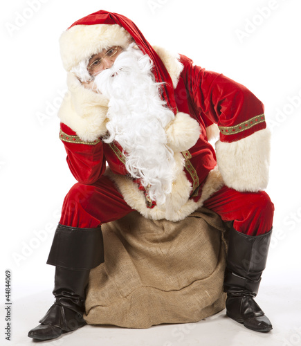 Père Noël assis sur sa hotte