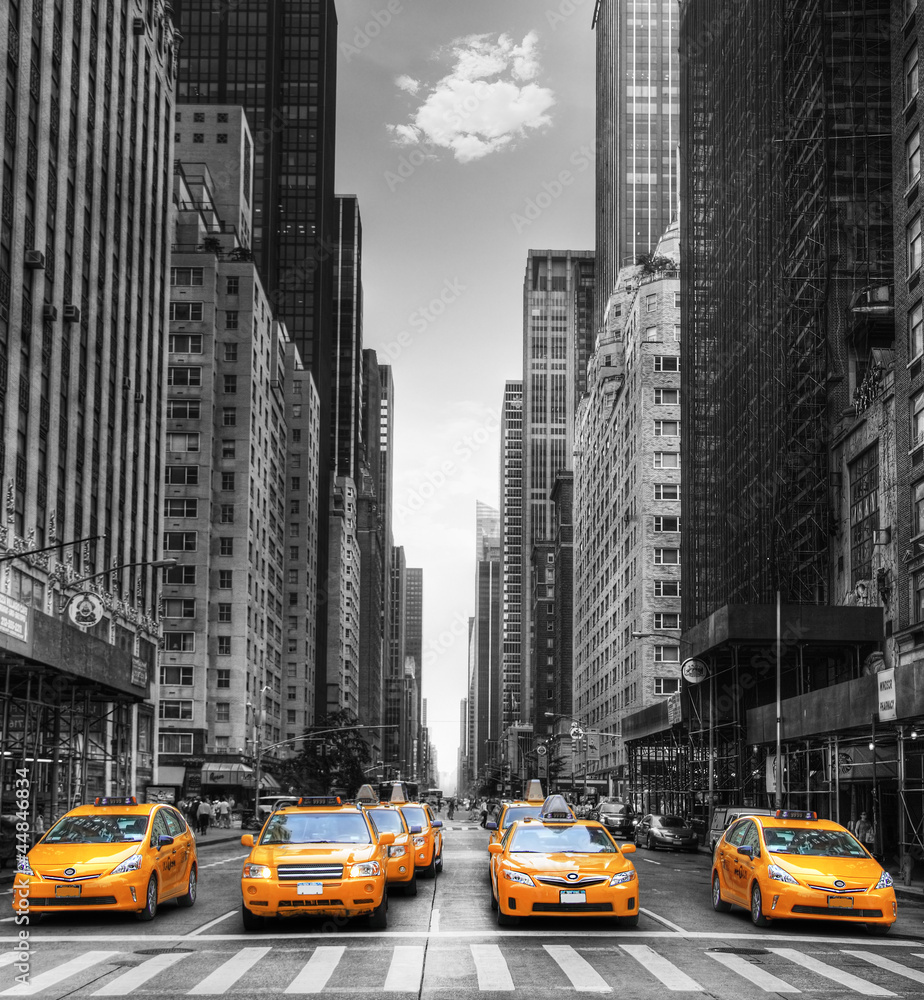 Naklejka premium Aleja z taksówkami w Nowym Jorku.