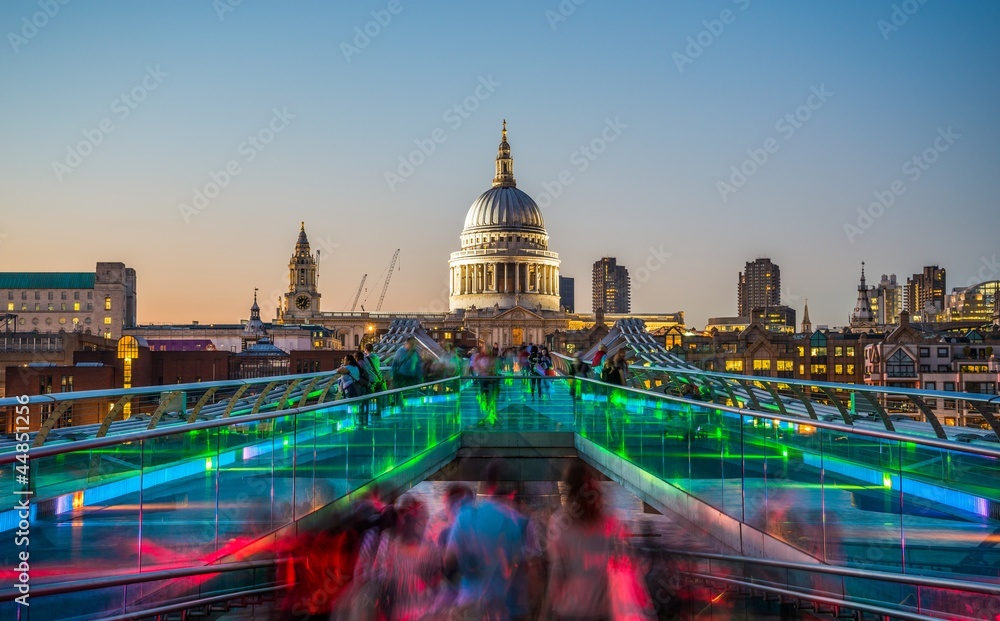 Fototapeta premium Millennium Bridge with a view on St. Pauls