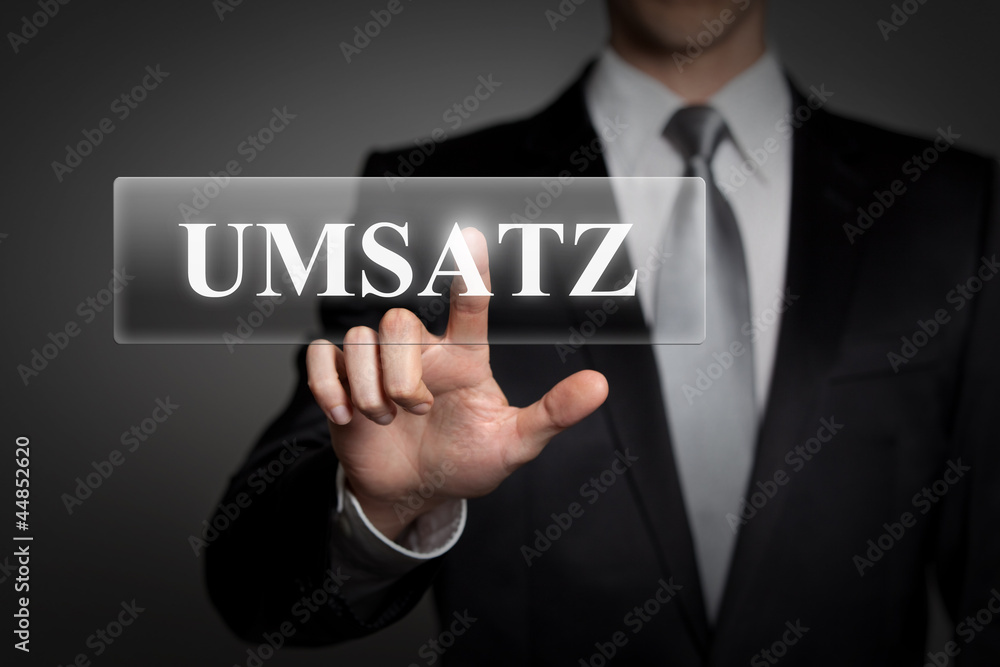 Mann drückt touchscreen button - Umsatz Mann drückt touchscreen button - Umsatz
