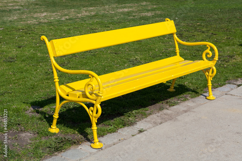 Gelbe Parkbank