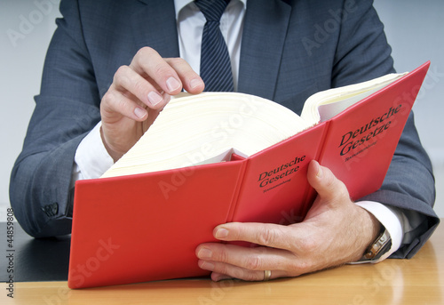 Notar oder Anwalt liest im Deutschen Gesetzbuch