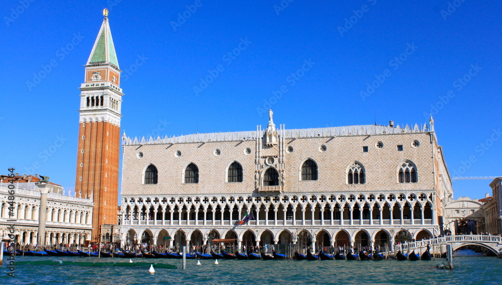 Naklejka premium Le Campanile et le Palais des Doges à Venise - Italie