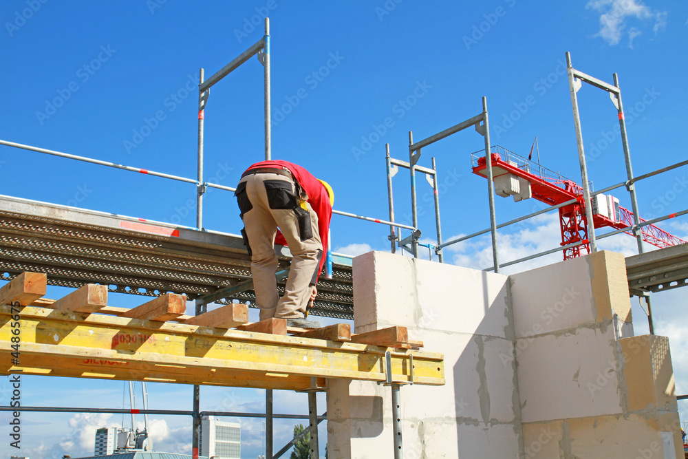 Bauarbeiter auf Holzverschalung