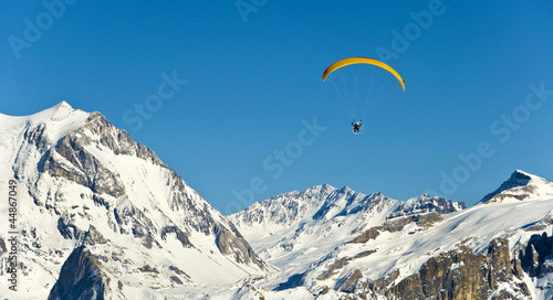 Parapente sur les Alpes en hiver