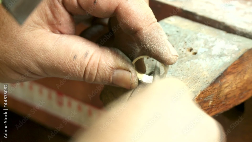 Goldschmied feilt Ring Goldschmied feilt Ring