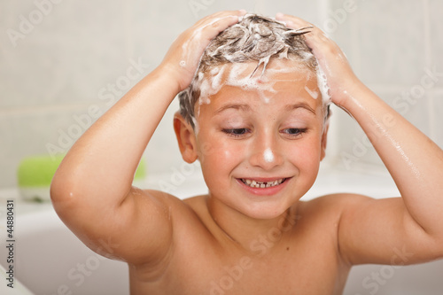 Chłopiec w kąpieli
