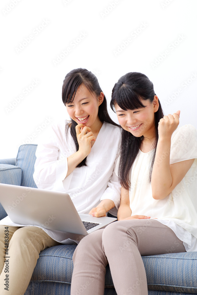 インターネットをする女の子二人 インターネットをする女の子二人