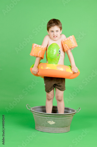 Junge mit Badesachen