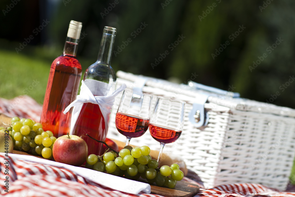 Obraz premium Perfect food in the garden. picnic